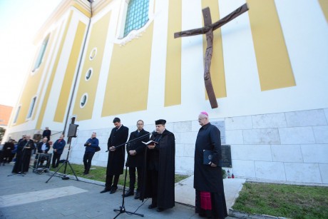 Imádságos megemlékezés lesz nemzetünk hőseiért a Székesegyház emlékkeresztjénél